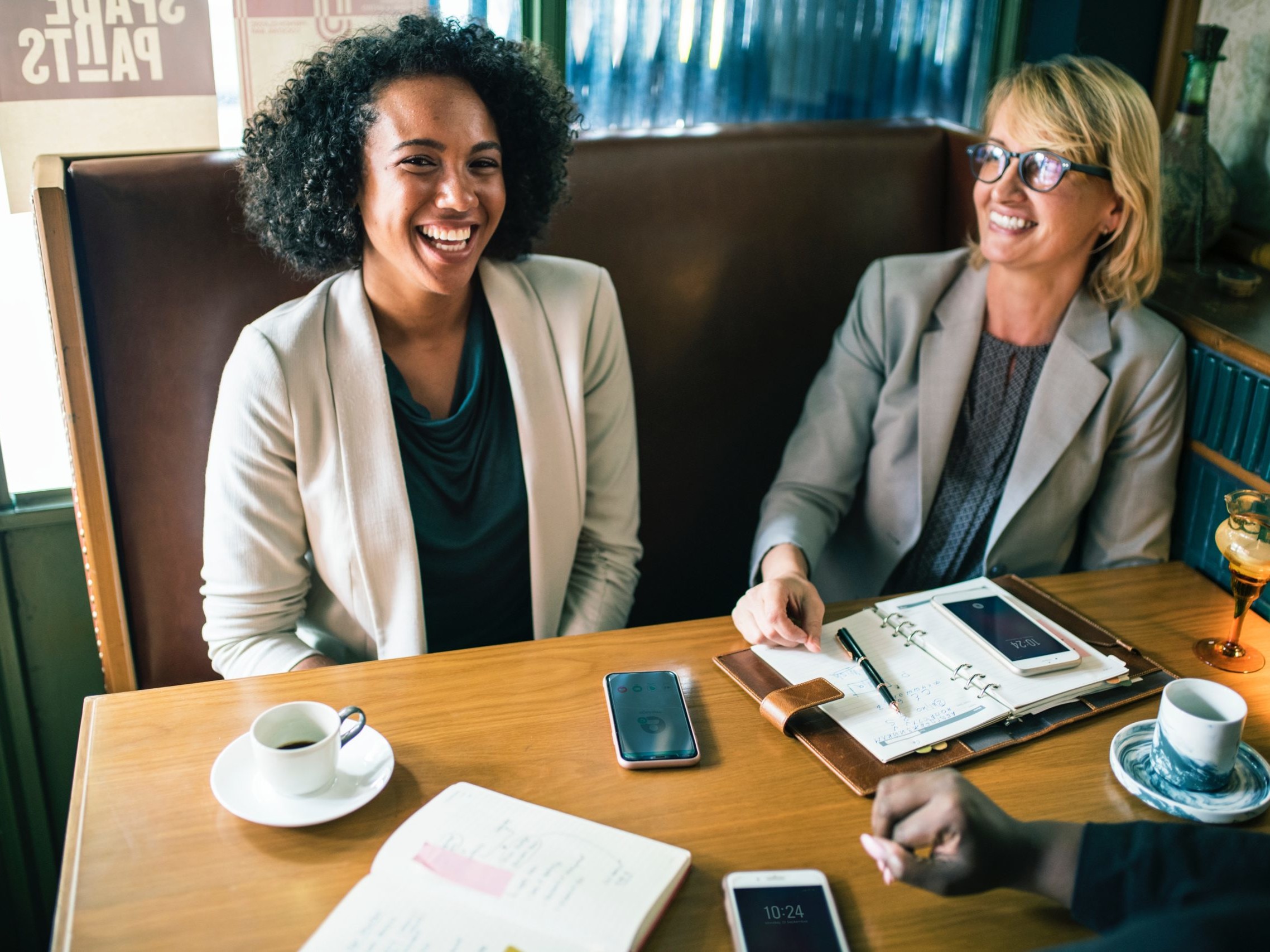 Group'3C - femmes d'affaires au café