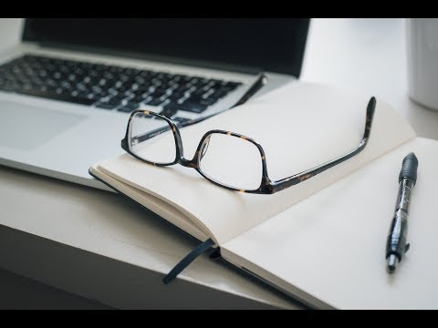 Group'3C - Lunettes posées sur un bureau