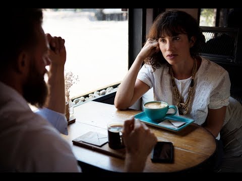 Group'3C - Deux personnes discutant dans un café