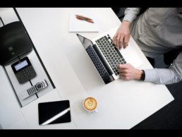 Group'3C - homme travaillant sur son ordinateur avec son café