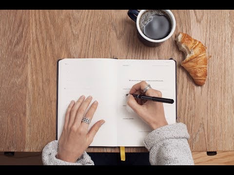 Group'3C - Femme ecrivant sur son carnet en prenant son petit déjeuner