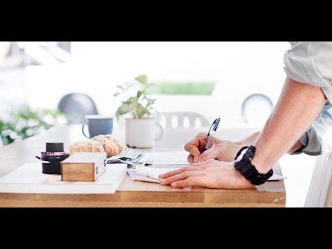 Group'3C - Homme ecrivant sur une feuille de papier