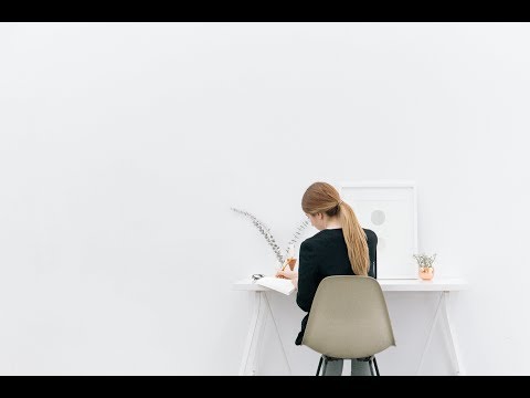 Group'3C - Femme travaillant dans un espace blanc
