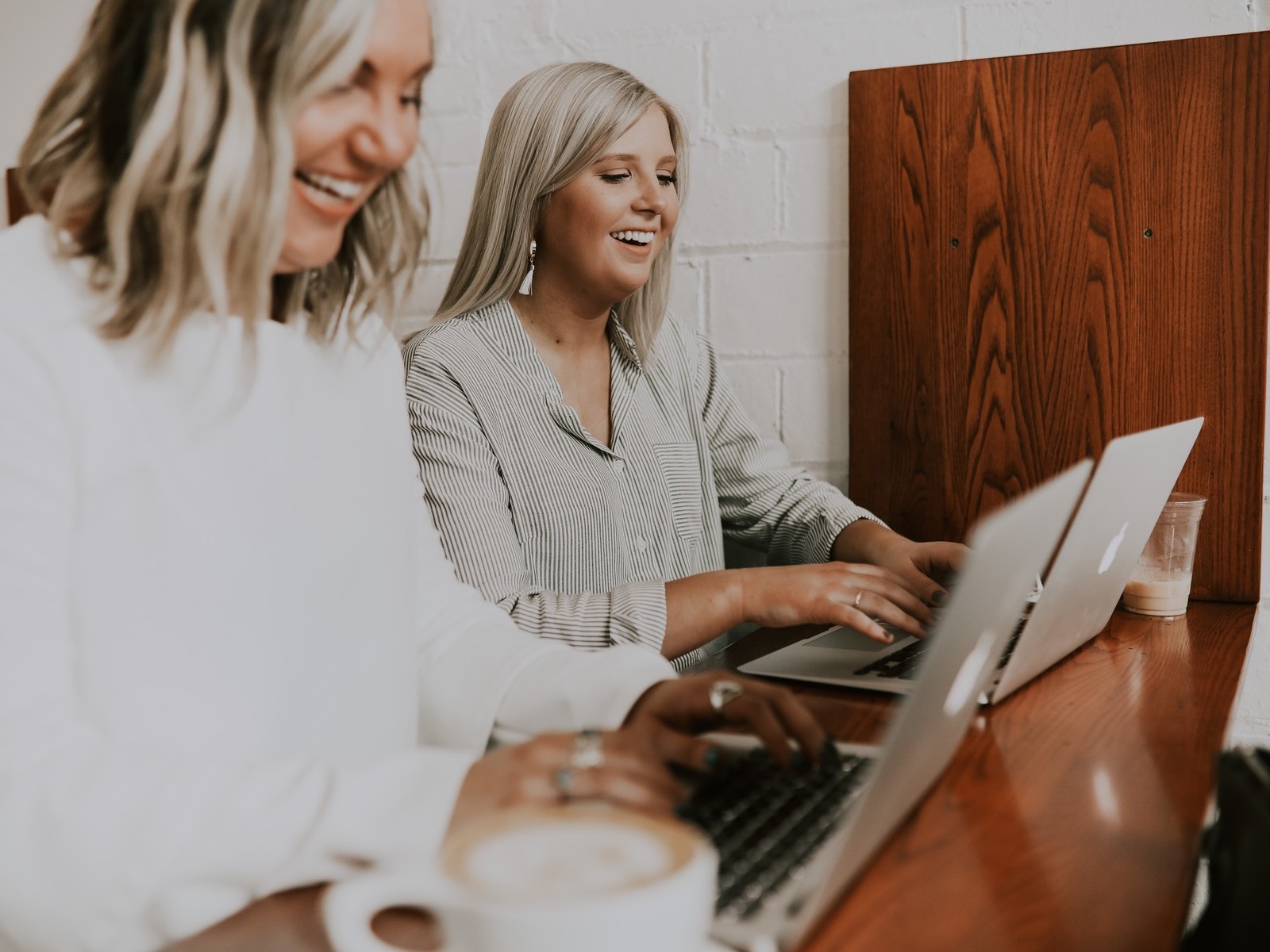 femmes souriant :Epanouissement au travail