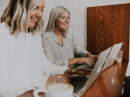 femmes souriant :Epanouissement au travail
