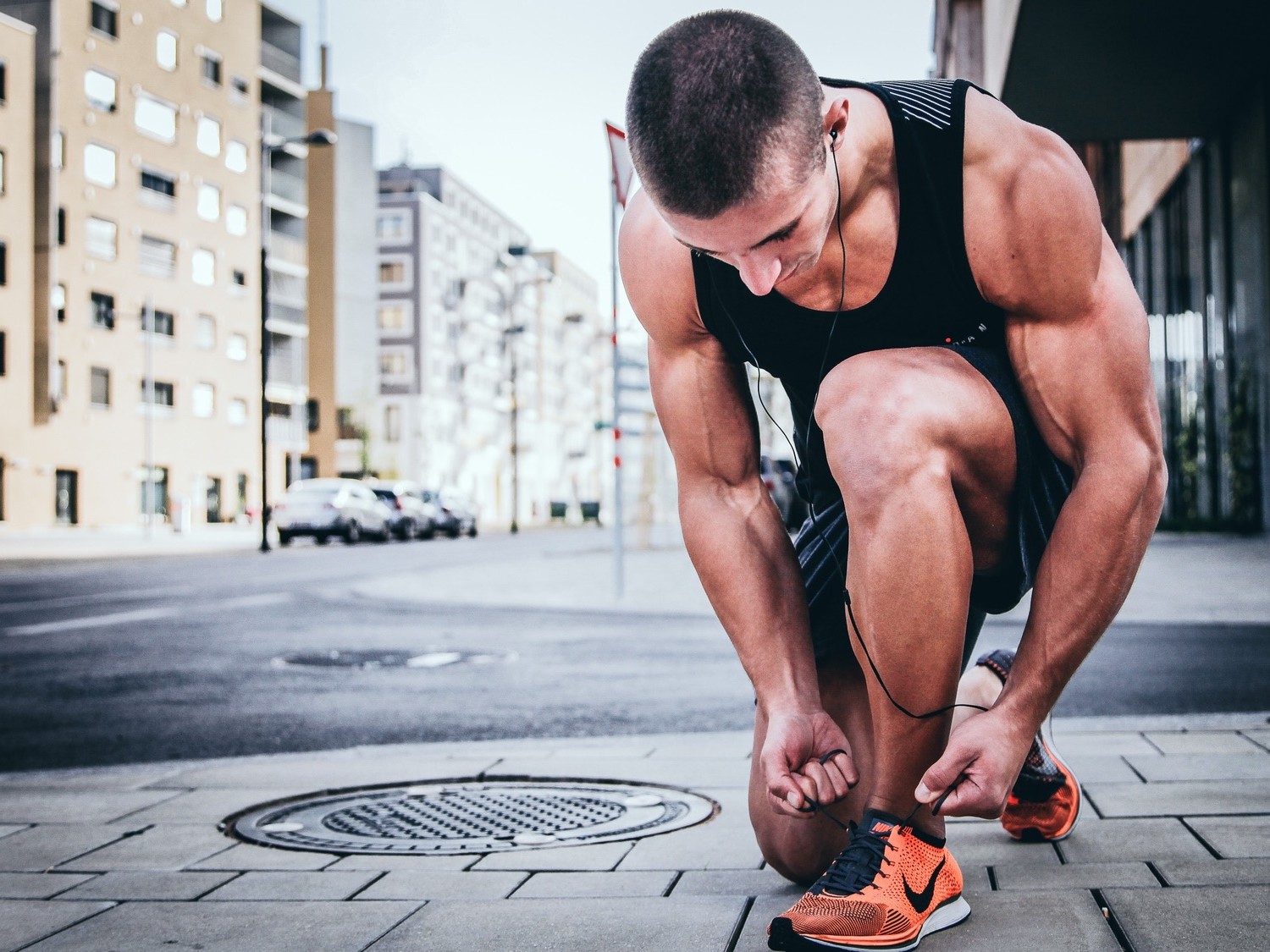 sportif qui lace ses chaussures : la motivation au travail