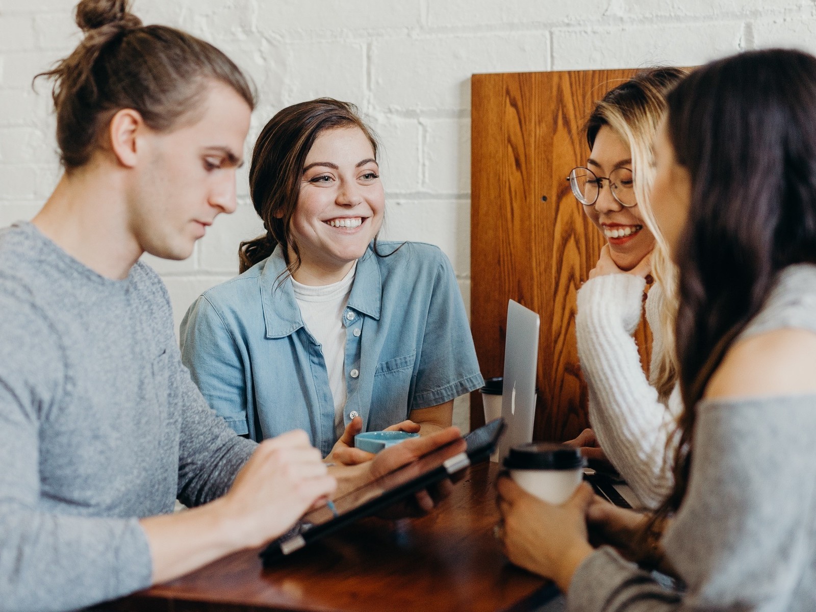 groupe de jeunes gens travaillant ensemble