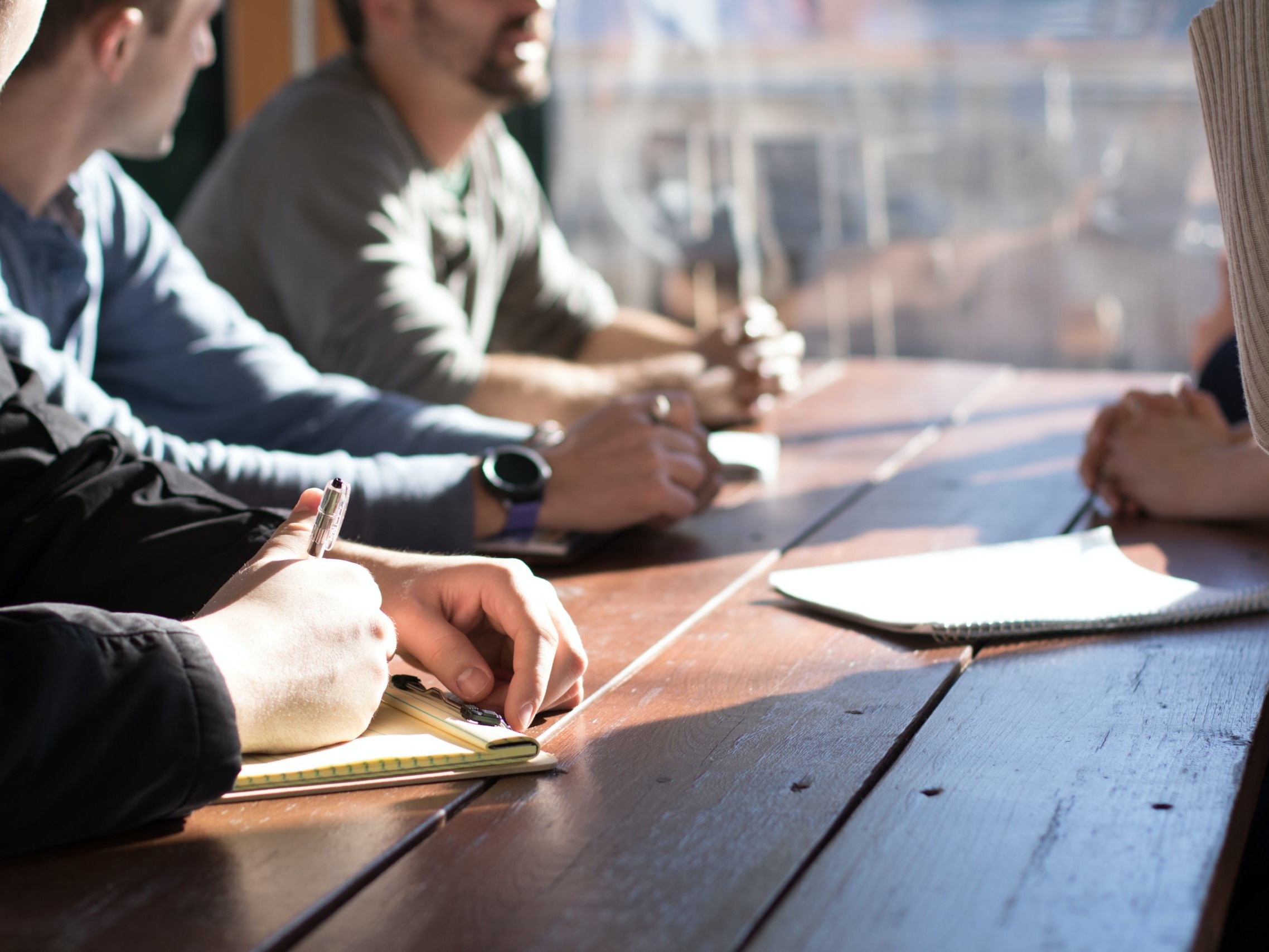 hommes en réunion de travail