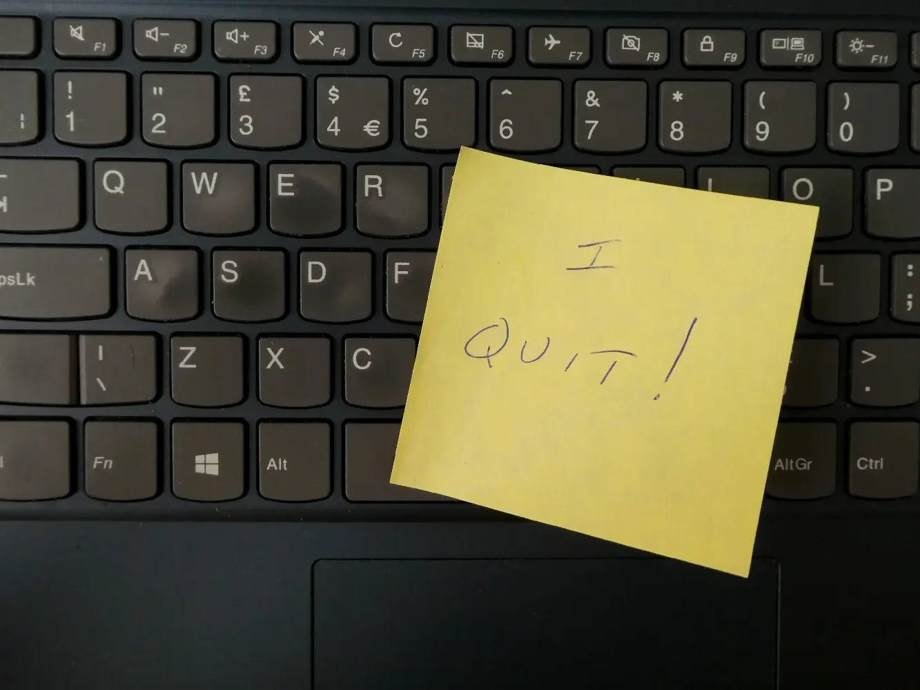 Clavier avec post it de démission