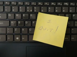 Clavier avec post it de démission