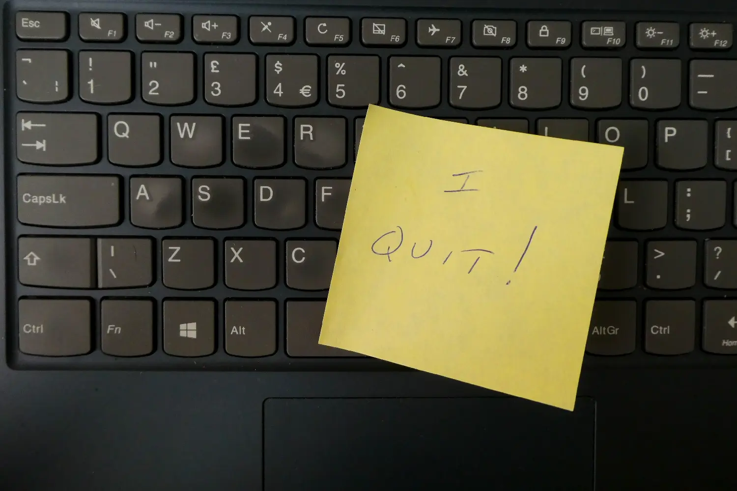 Clavier avec post it de démission